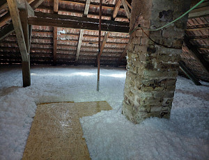Zateplení stropu a stěny rodinného domu pomocí foukané izolace